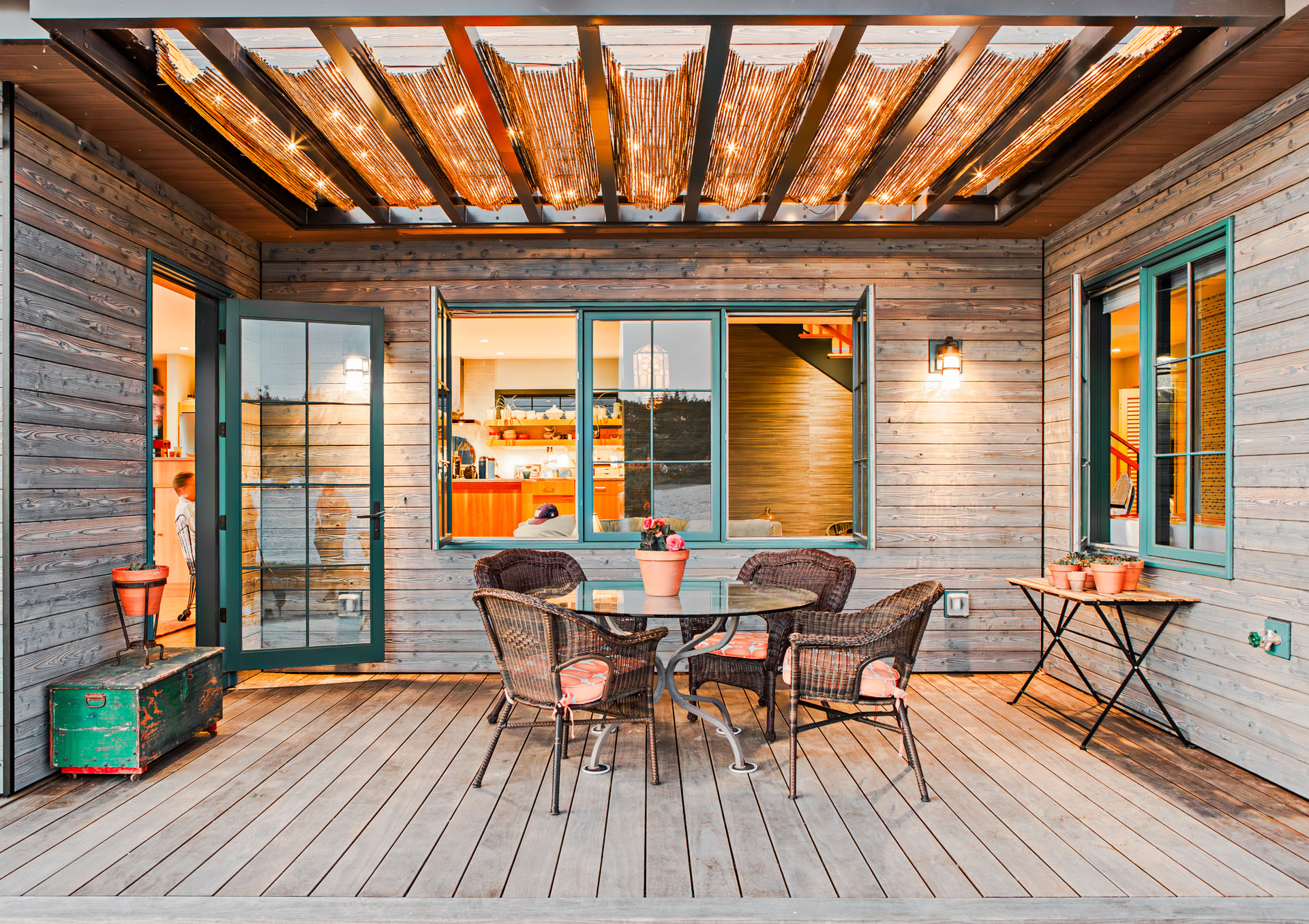 Floating House in Portland, Oregon. Linseed Light Gray Pika-Pika shou sugi ban siding.